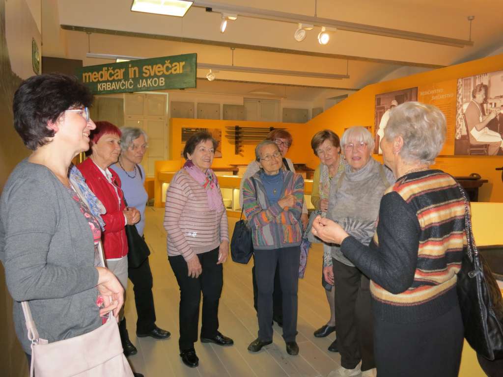 Etnologinje poslušamo zanimiva predavanja, si ogledujemo razstave