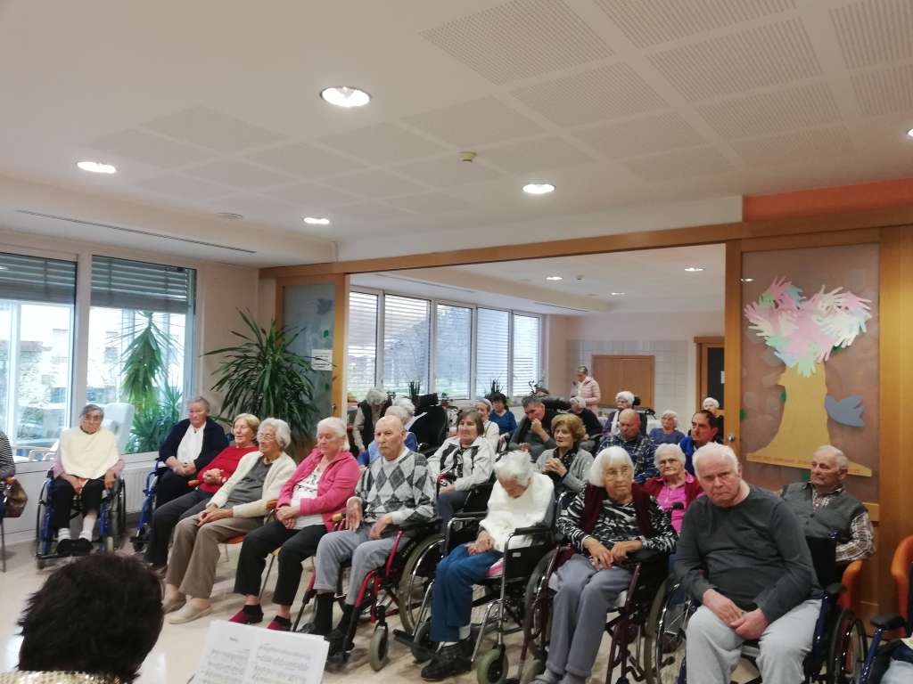 Članice Društva Lipa Domžale v Domu upokojencev Trzin prinesle veselo razpoloženje